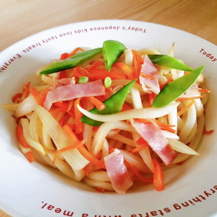 ベーコンと玉ねぎと人参と絹さやの焼きうどん